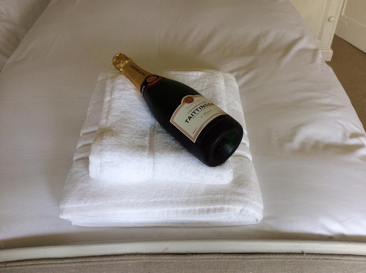 คาสเซิล ฟาร์ม เฮาส์ บีแอนด์บี Bed & Breakfast คอร์บี ภายนอก รูปภาพ